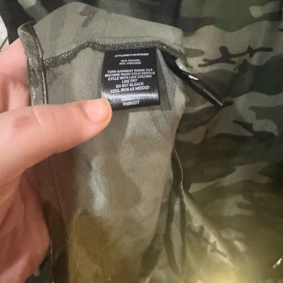 Sanctuary Green Camouflage button down Blouse size xs - Picture 7 of 7